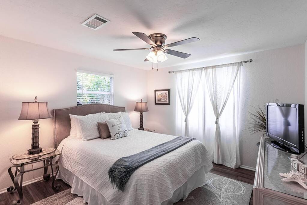 Your Tranquil Escape Is Found Directly On The Beach At The Serenity Beach Condo. シエスタ・キー エクステリア 写真